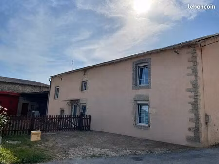 à louer – maison de village rénovée de 85 m² avec terrasse  cour et garage – augicourt (70