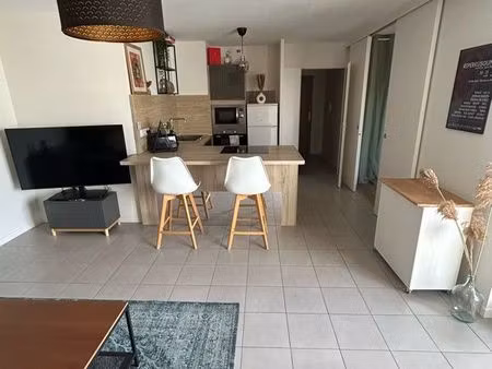 t2 lumineux de 43 61 m² avec balcon – vaulx-en-velin village