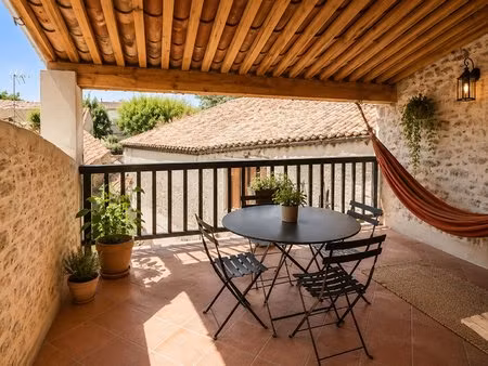 maison de village du 16eme siècle  6 pièces d'environ155m2 avec terrasse.
