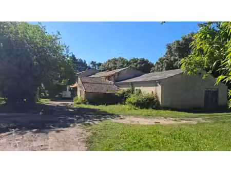 excluxivité- rare un mas en grande partie à restaurer sur 8has de terrain