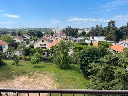 appartement t3 traversant de 56 4 m² – dernier étage avec balcon et vue dégagée sur fourvi
