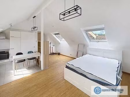 superbe studio lumineux situé dans quartier calme.