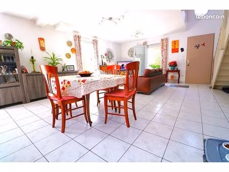 jolie maison t5 de 2011 + garage sur terrain 287m²
