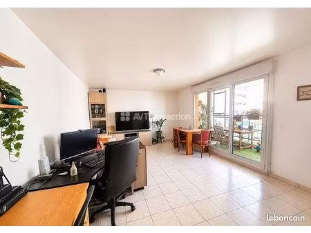 t3 de 68 m² - balcon - garage - limite lyon 6