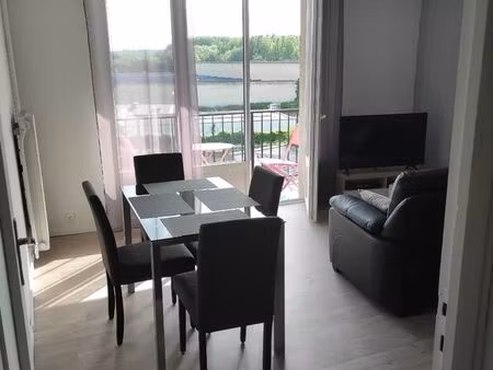 f2 ctre charleville avec terrasse 370 euros