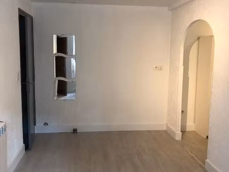 particulier loue studio 30 m2- idéal etudiant(e)-très bon état- chambre en alcove – interp