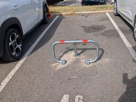 place de parking extérieure avec arceau quartier les baumes