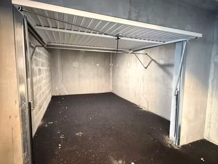 à louer garage proche rue fontaine blanche