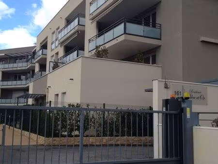 garage box fermé dans une résidence sécurisée