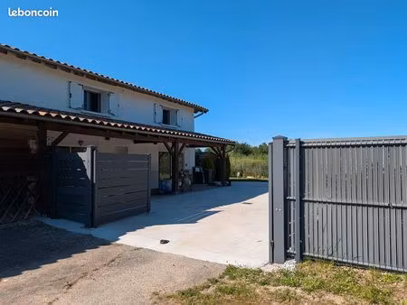 maison mitoyenne d’un coté de 130 m² avec jardin entièrement clôturé
