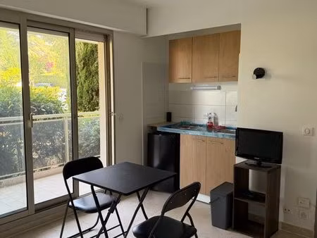 studio meublé 21 m² refait à neuf avec grand balcon  cave et piscine