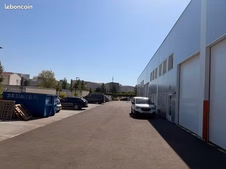 entrepôt / local d’activité 200m2 avec bureaux sathonay camp