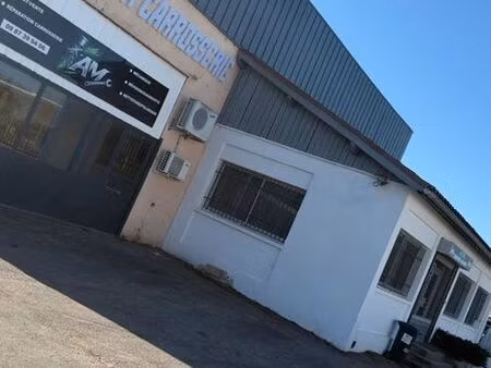garage carrosserie mécanique avec une activité actif