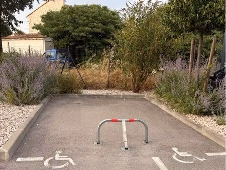 grande place de parking privative dans résidence sécurisée
