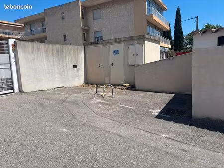 location – place de parking privée sécurisée – route de galice  aix-en-provence