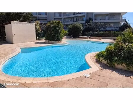 grand studio plateaux fleuris