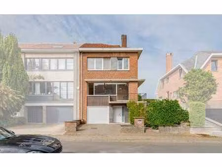 charmante maison avec garage à rhode-saint-genèse