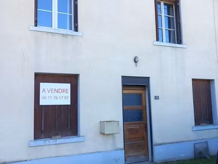 maison et grange avec jardin
