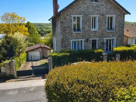 maison en pierre de meulière pleine de charme en très bon état