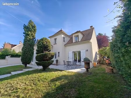 varennes-jarcy – élégante maison familiale avec piscine dans un environnement privilégié à