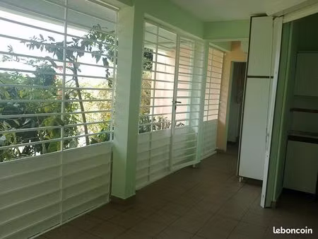 f2 en sous sol d'une residence calme