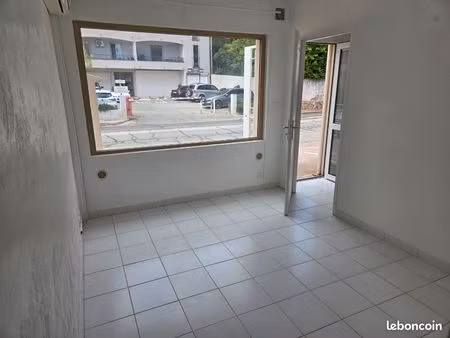 ? local professionnel / bureau 26 m² – rez-de-chaussée – salle d’attente privée – vitrine 
