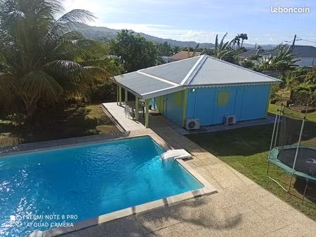 bungalow f2 de 47 m² tout équipé et climatisé avec terrasse (15 m²) et piscine (5 m x 10 m