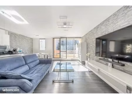 5 pièces avec grand salon de 39 mètres carrés  parking et cave