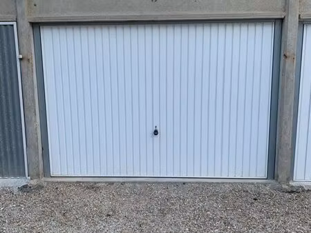 garage aux abords du périphérique