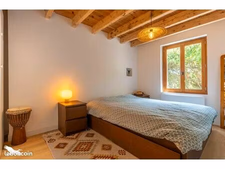 maison avec ruisseau