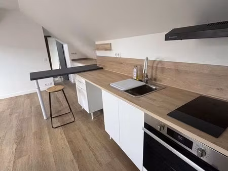 a louer très bel appartement 3 pièces  commerces à proximité  refait à neuf