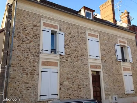 dans pacy. f2 avec cour