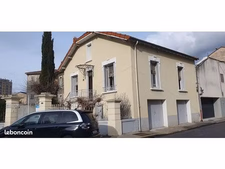 villa dans un quartier recherché à proximité des commodités. charmante maison  proche cent