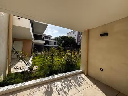 t2 neuf avec terrasse  jardin et parking à cogolin