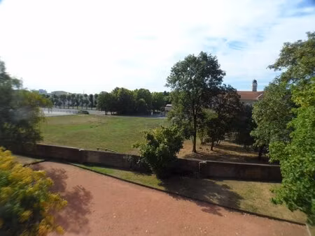 t3 centre ville avec balcon et parking