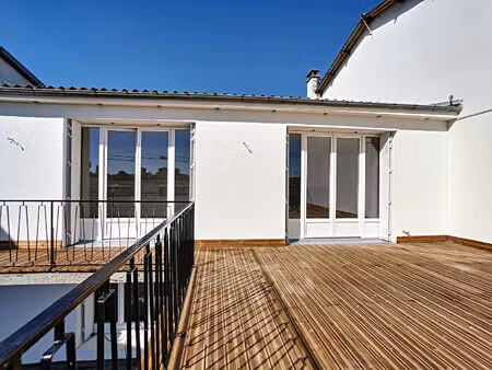 a louer à aurillac  maison 6 pièces d'une surface de 195 m² avec garage et terrasse.