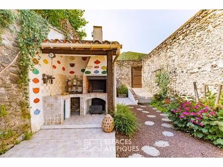 authentique maison de village de caractère avec cour intimiste