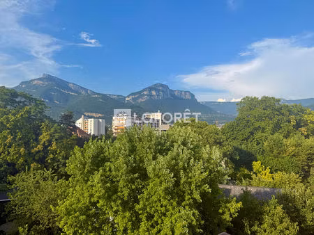 t3 traversant au dernier étage avec balcon