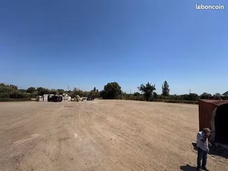 terrain d’activité goudronné accès semi avec bâtiment de 400m2 possible