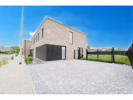halfopen moderne woning met zonnige tuin