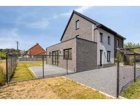 ruime gezinswoning met tuin in rustige straat