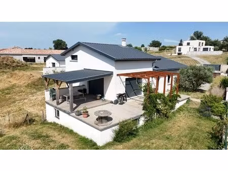 villa contemporaine 2017 de 161 m² avec vue sur le pilat à thorrenc