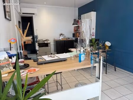 local bureau avec vitrine