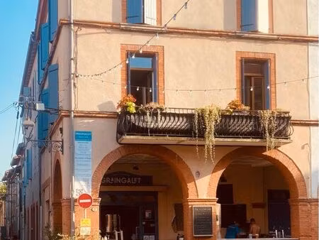 local commercial avec terrasse sous arcades