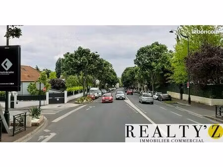 local commercial 1 585 m²