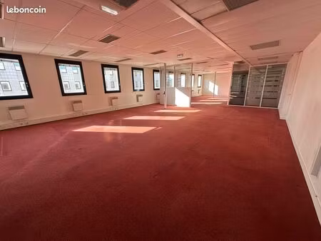 bureaux 281 m² lumineux et modulables - 14 parkings - quartier champs pierreux à nanterre