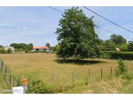 terrain 850 m² roaillan