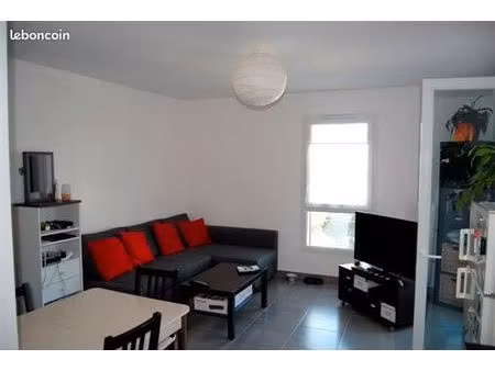 t2 41m² centre castelnau arret tram clairval avec terrasse parking garant visal possible d