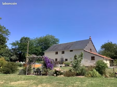 magnifique maison rénovée (2022) – 146 m² – 3/4 chambres – vue & piscine secteur : proche 