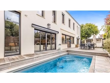 villa 8 pièces 230 m²